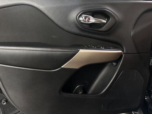 Diamond Black Crystal Pearlcoat 2018 Jeep Cherokee Latitude