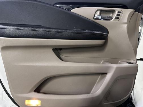White Diamond Pearl 2018 Honda Pilot Touring
