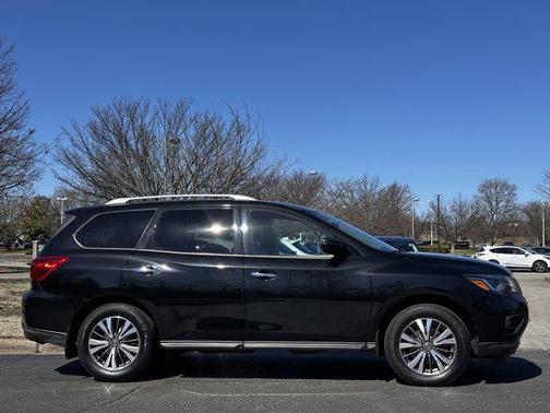 2017 Nissan Pathfinder SL