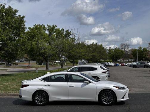Eminent White Pearl 2024 Lexus ES 300h Ultra Luxury