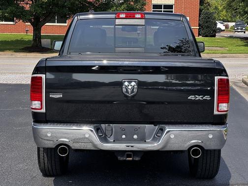 Brilliant Black Crystal Pearlcoat 2018 RAM 1500 Laramie