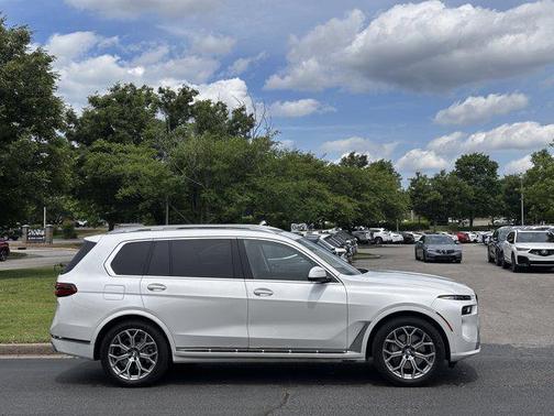 Mineral White Metallic 2023 BMW X7 xDrive40i