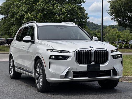 Mineral White Metallic 2023 BMW X7 xDrive40i