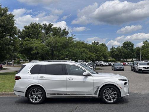 Mineral White Metallic 2023 BMW X7 xDrive40i