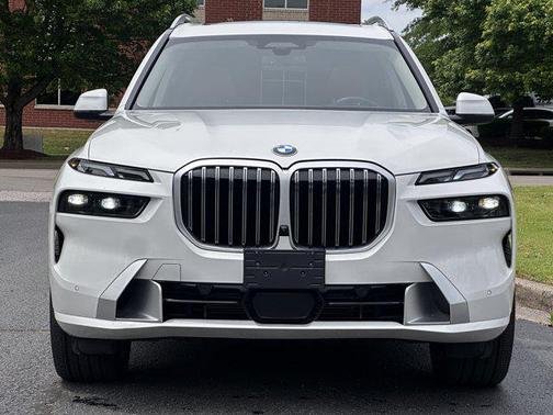Mineral White Metallic 2023 BMW X7 xDrive40i