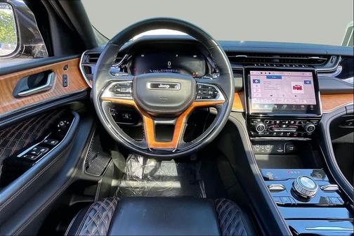 Diamond Black Crystal Pearlcoat 2022 Jeep Grand Cherokee Summit