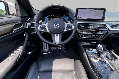 Alpine White 2022 BMW M550 i Xdrive