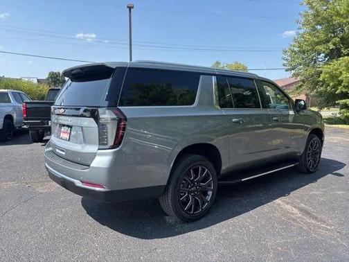2025 Chevrolet Suburban LT