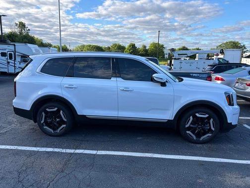 Glacial White Pearl 2024 Kia Telluride EX