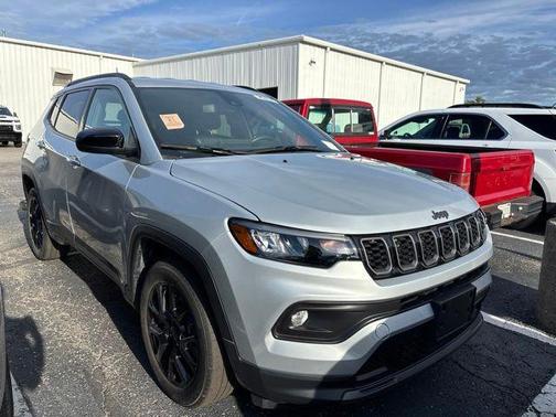 Silver Zynith Metallic Clearcoat 2025 Jeep Compass Latitude