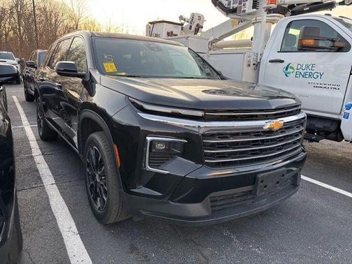 Mosaic Black Metallic 2025 Chevrolet Traverse LT
