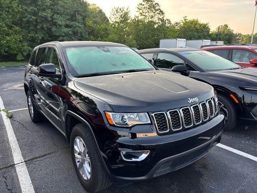 Diamond Black Crystal Pearlcoat 2022 Jeep Grand Cherokee Laredo
