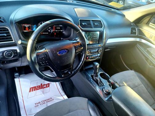 Photo 3 of 16 of 2017 Ford Explorer XLT
