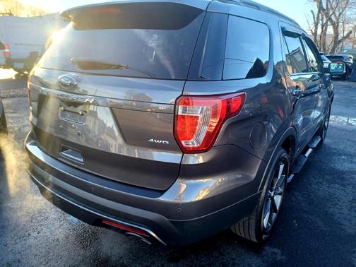 Photo 2 of 16 of 2017 Ford Explorer XLT