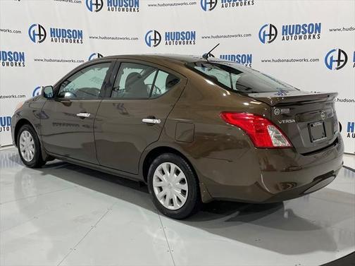 Photo 4 of 28 of 2014 Nissan Versa 1.6 SV