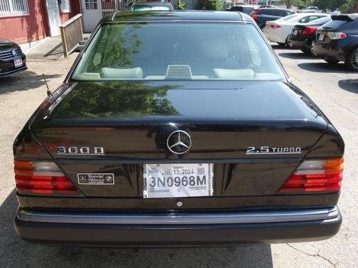 Black Pearl Metallic 1993 Mercedes-Benz E-Class 2.5