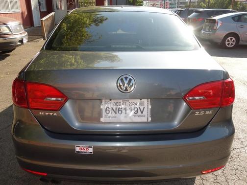 Platinum Gray Metallic 2013 Volkswagen Jetta SE