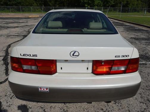 Diamond White Pearl 1998 Lexus ES 300 Base