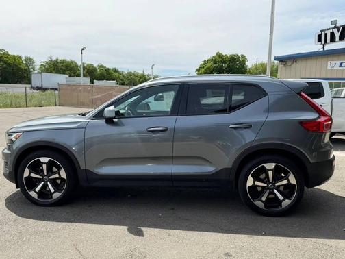 Osmium Grey Metallic 2019 Volvo XC40 T5 Momentum