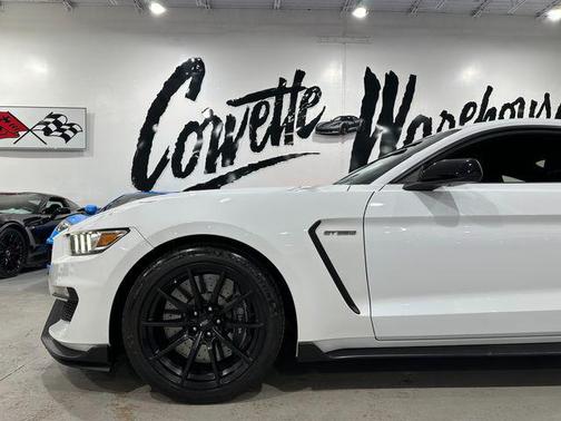 2016 Ford Shelby GT350R Base
