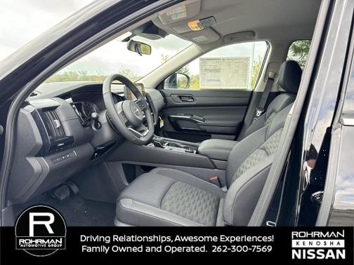 2025 Nissan Pathfinder SV