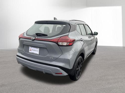 Boulder Gray Pearl 2023 Nissan Kicks SR
