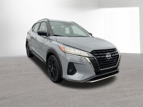 Boulder Gray Pearl 2023 Nissan Kicks SR