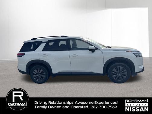 2025 Nissan Pathfinder SV