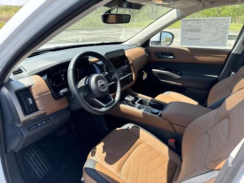 2025 Nissan Pathfinder Platinum