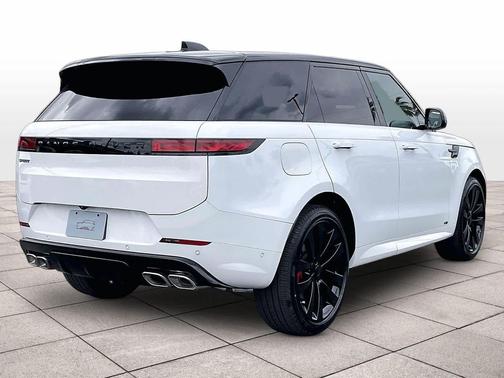 Fuji White 2026 Land Rover Range Rover Sport SE