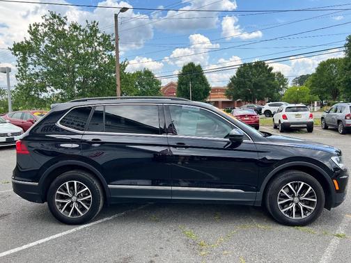 Deep Black Pearl Metallic 2018 Volkswagen Tiguan 2.0T SE