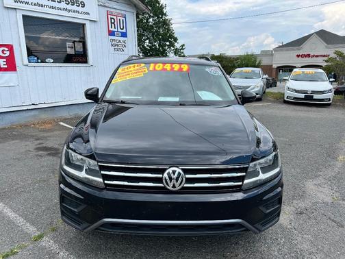 Deep Black Pearl Metallic 2018 Volkswagen Tiguan 2.0T SE