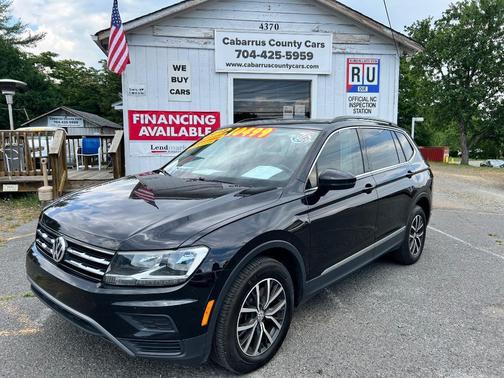 Deep Black Pearl Metallic 2018 Volkswagen Tiguan 2.0T SE
