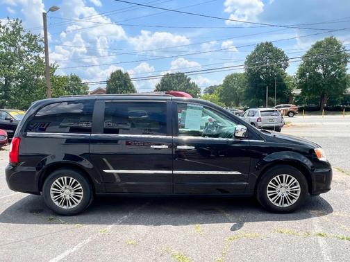 Brilliant Black Crystal Pearlcoat 2015 Chrysler Town & Country Touring-L