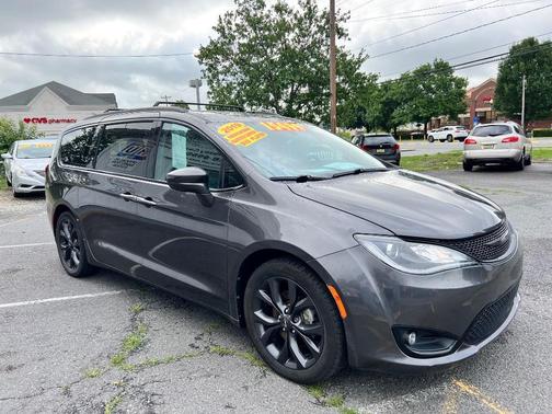 Granite Crystal Metallic Clearcoat 2019 Chrysler Pacifica Touring-L Plus