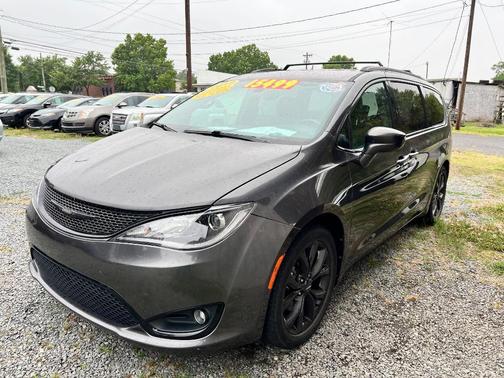 Granite Crystal Metallic Clearcoat 2019 Chrysler Pacifica Touring-L Plus