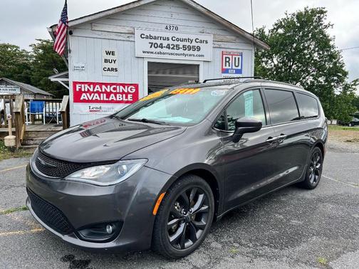 Granite Crystal Metallic Clearcoat 2019 Chrysler Pacifica Touring-L Plus