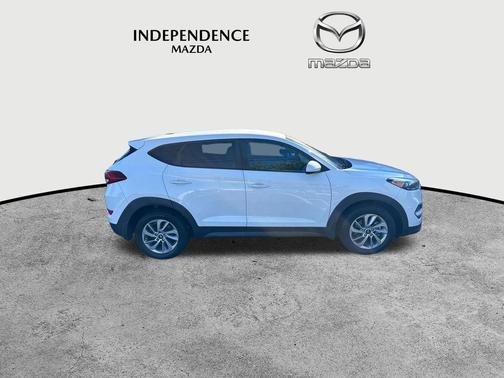 Dazzling White 2016 Hyundai TUCSON SE