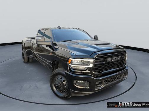 Diamond Black Crystal Pearlcoat 2024 RAM 3500 Laramie Crew Cab 4x4 8' Box