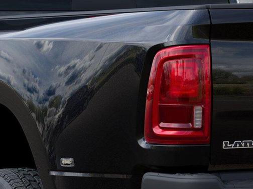 Diamond Black Crystal Pearlcoat 2026 RAM 3500 Laramie Crew Cab 4x4 8' Box