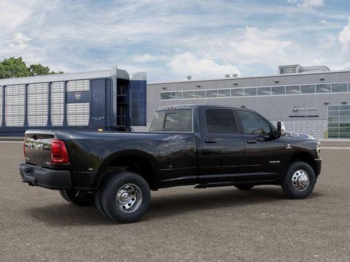 Diamond Black Crystal Pearlcoat 2026 RAM 3500 Laramie Crew Cab 4x4 8' Box