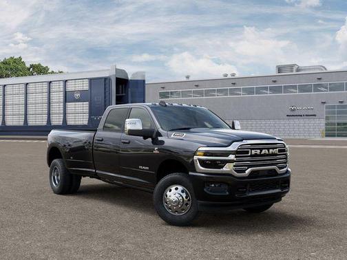 Diamond Black Crystal Pearlcoat 2026 RAM 3500 Laramie Crew Cab 4x4 8' Box