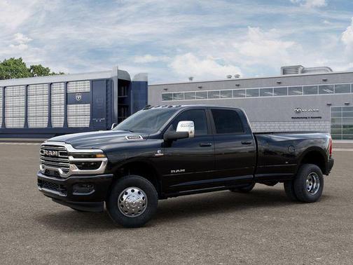 Diamond Black Crystal Pearlcoat 2026 RAM 3500 Laramie Crew Cab 4x4 8' Box