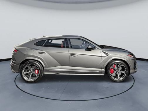 2022 Lamborghini Urus Graphite Capsule