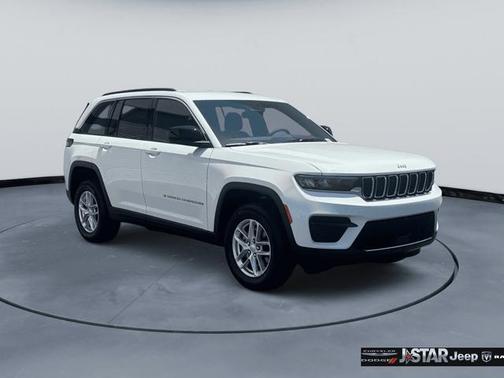 Bright White Clearcoat 2026 Jeep Grand Cherokee Laredo
