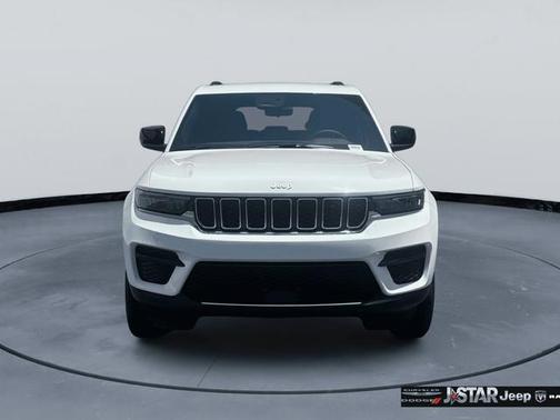 Bright White Clearcoat 2026 Jeep Grand Cherokee Laredo