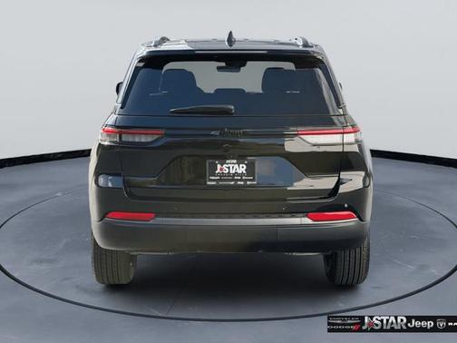 Diamond Black Crystal Pearlcoat 2026 Jeep Grand Cherokee Altitude