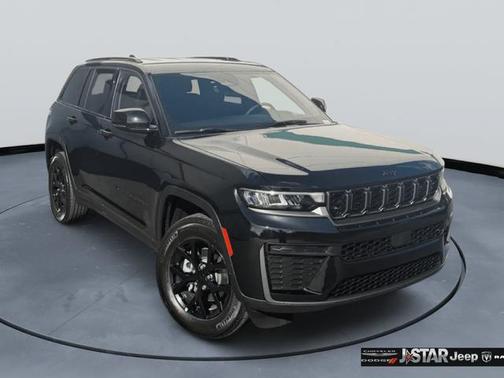 Diamond Black Crystal Pearlcoat 2026 Jeep Grand Cherokee Altitude