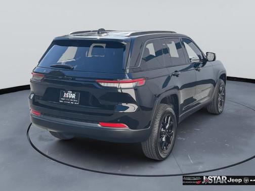 Diamond Black Crystal Pearlcoat 2026 Jeep Grand Cherokee Altitude