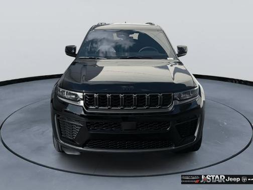 Diamond Black Crystal Pearlcoat 2026 Jeep Grand Cherokee Altitude